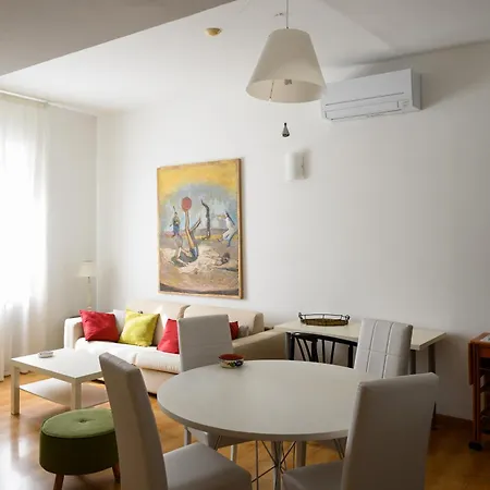 Piazza Roma Apartment *